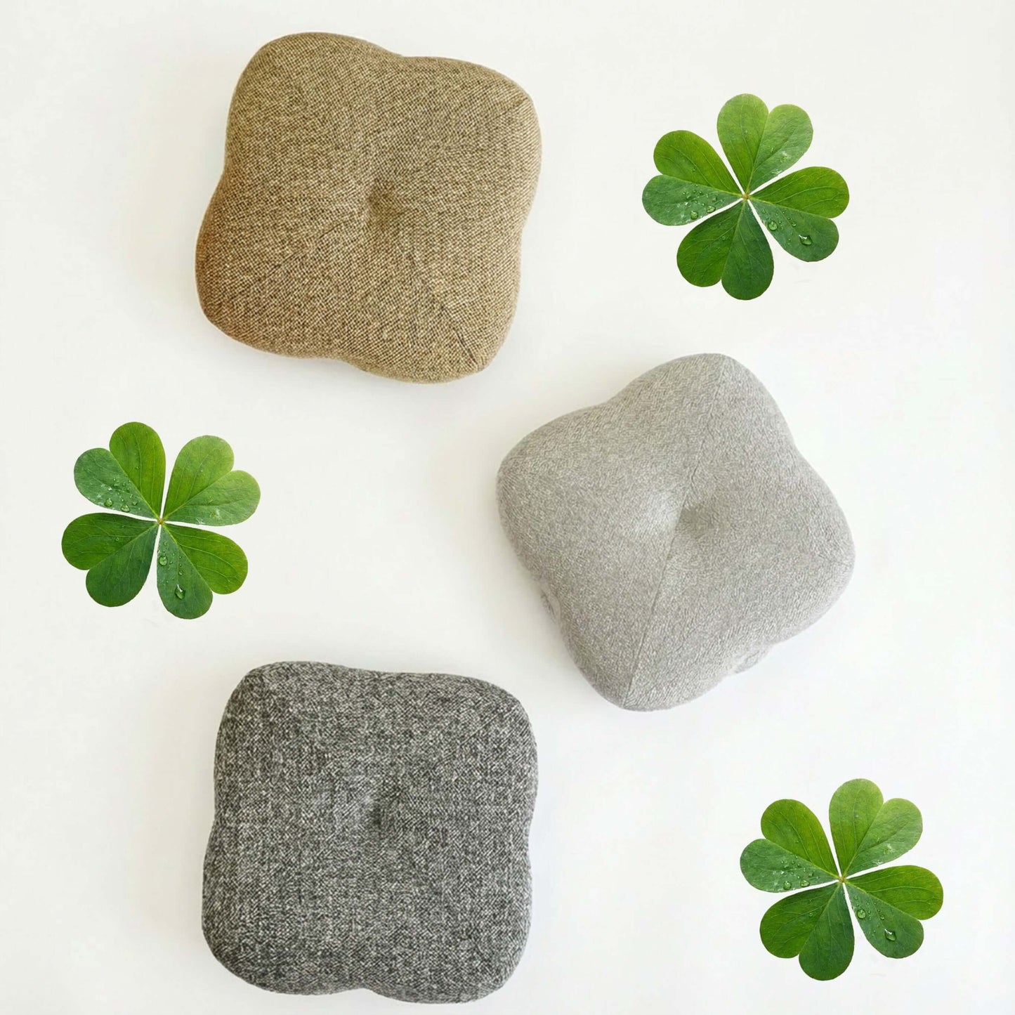 回転スツール ベージュの3段セパレートクッションとクローバーの葉が写った画像