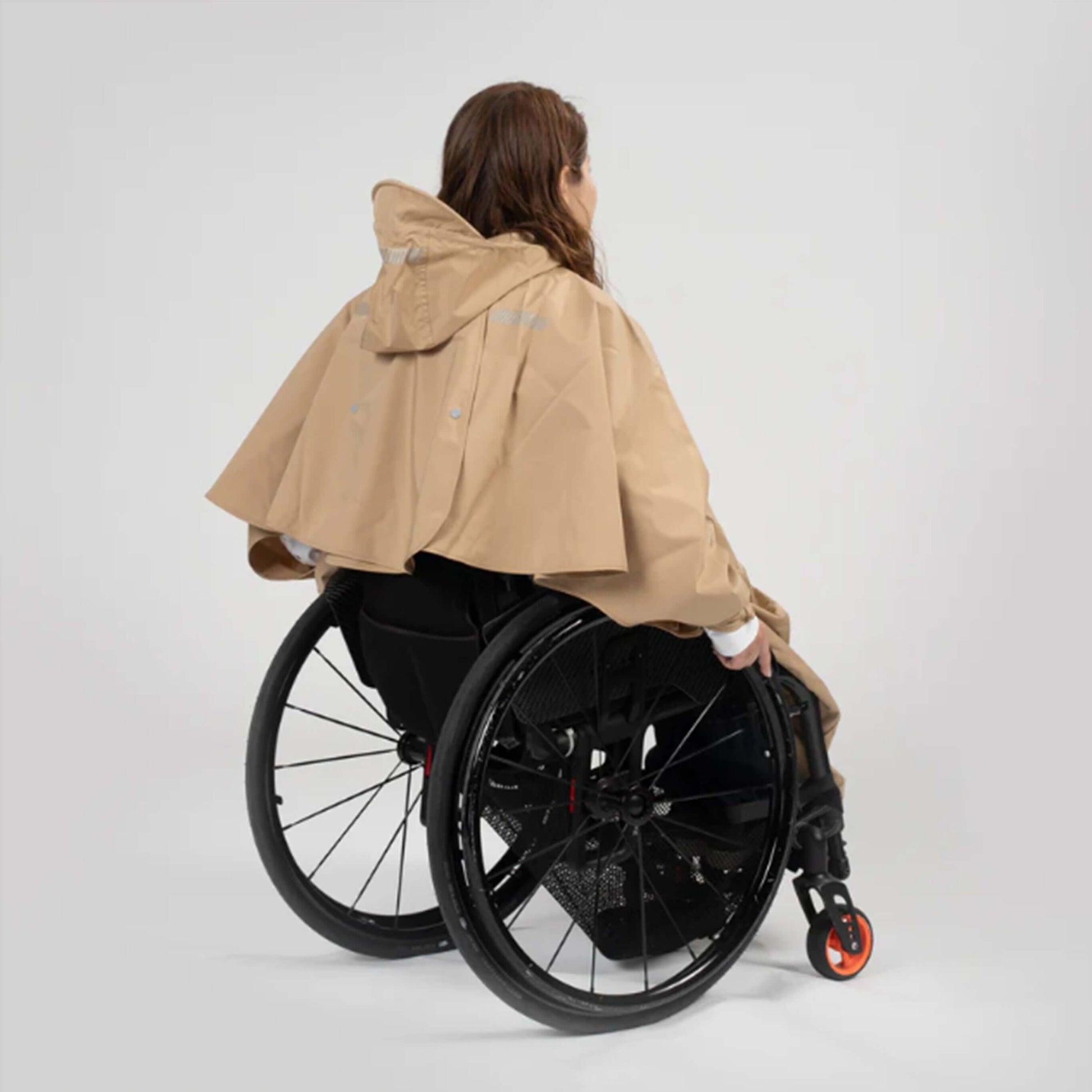 多機能レインウェア ベージュ 後ろ姿