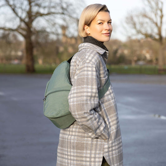 ヘルシーバックバッグ S テクスチャードナイロン シーグラス 着用イメージ