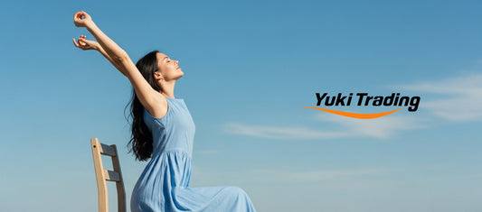 女性が椅子に座り、姿勢を伸ばしている様子｜姿勢と美を届けるECストア