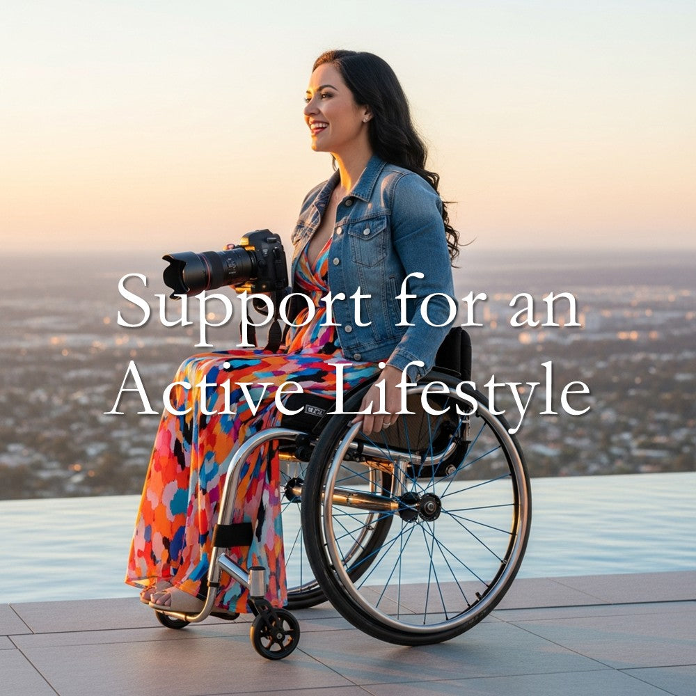 車いすでアクティブに行動する楽しそうな女性