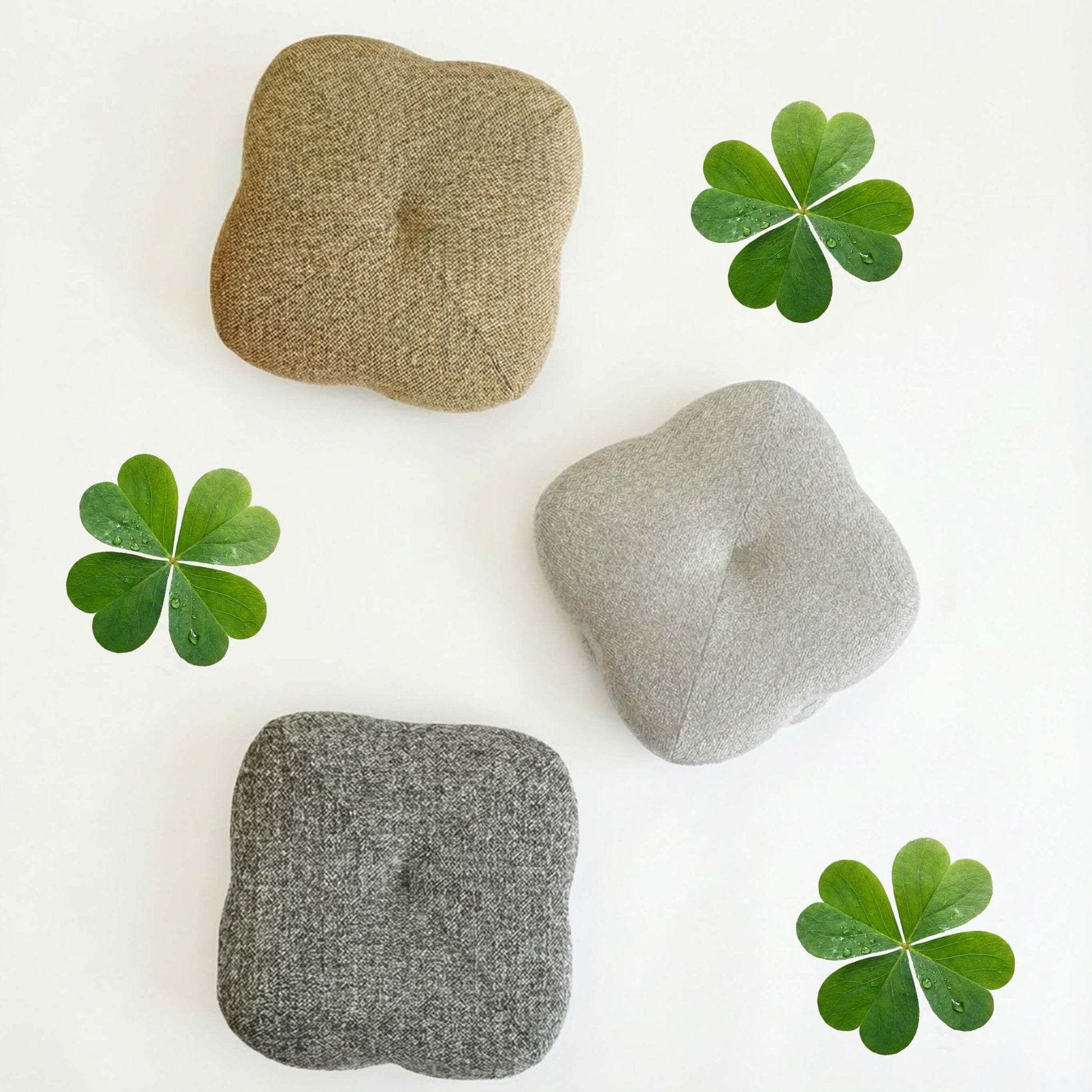 回転スツール ベージュの3段セパレートクッションとクローバーの葉が写った画像