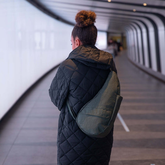 ヘルシーバックバッグ S テクスチャードナイロン グラファイト 着用イメージ