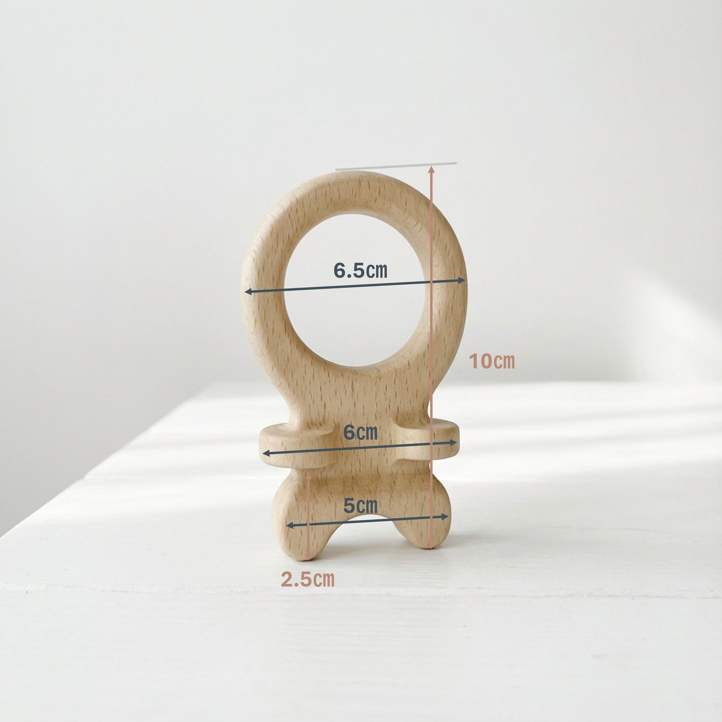 歯固め en ナチュラルのサイズを示す木製の歯固め玩具の画像。