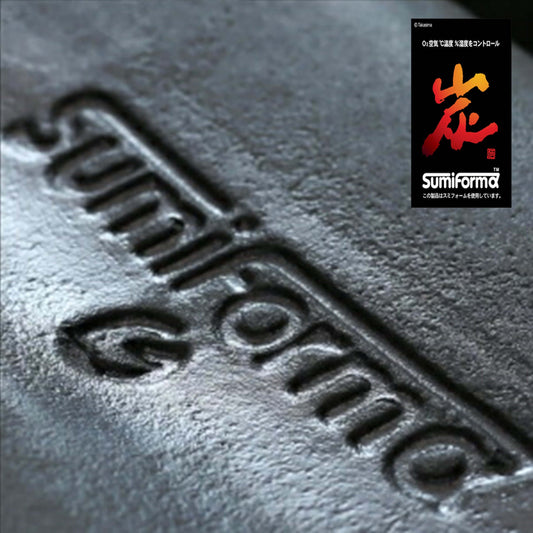 炭枕 iretanのスミフォームαのロゴのクローズアップ画像。高密度低反発フォームの特徴を示す。