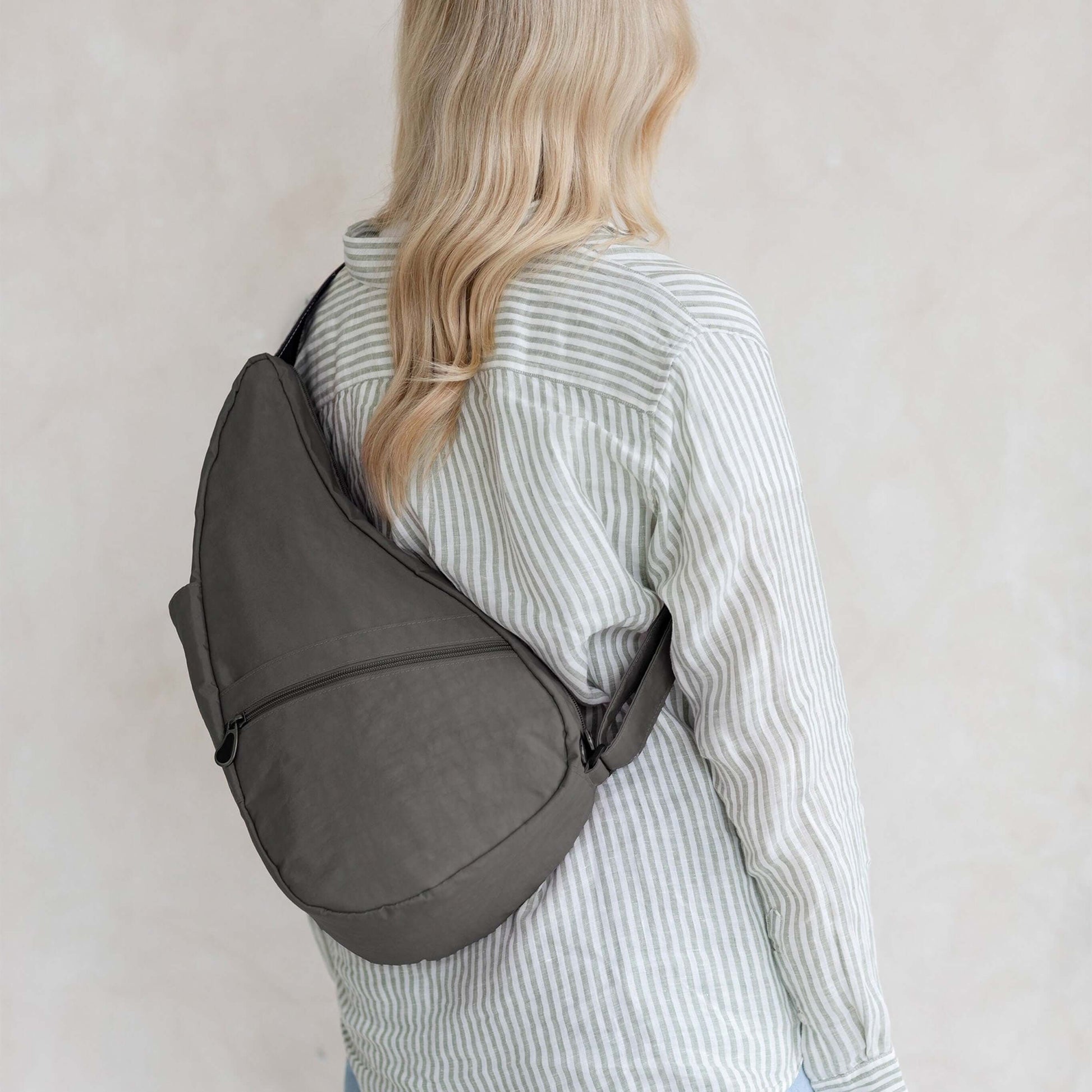 ヘルシーバックバッグ S テクスチャードナイロン セサミ 着用イメージ