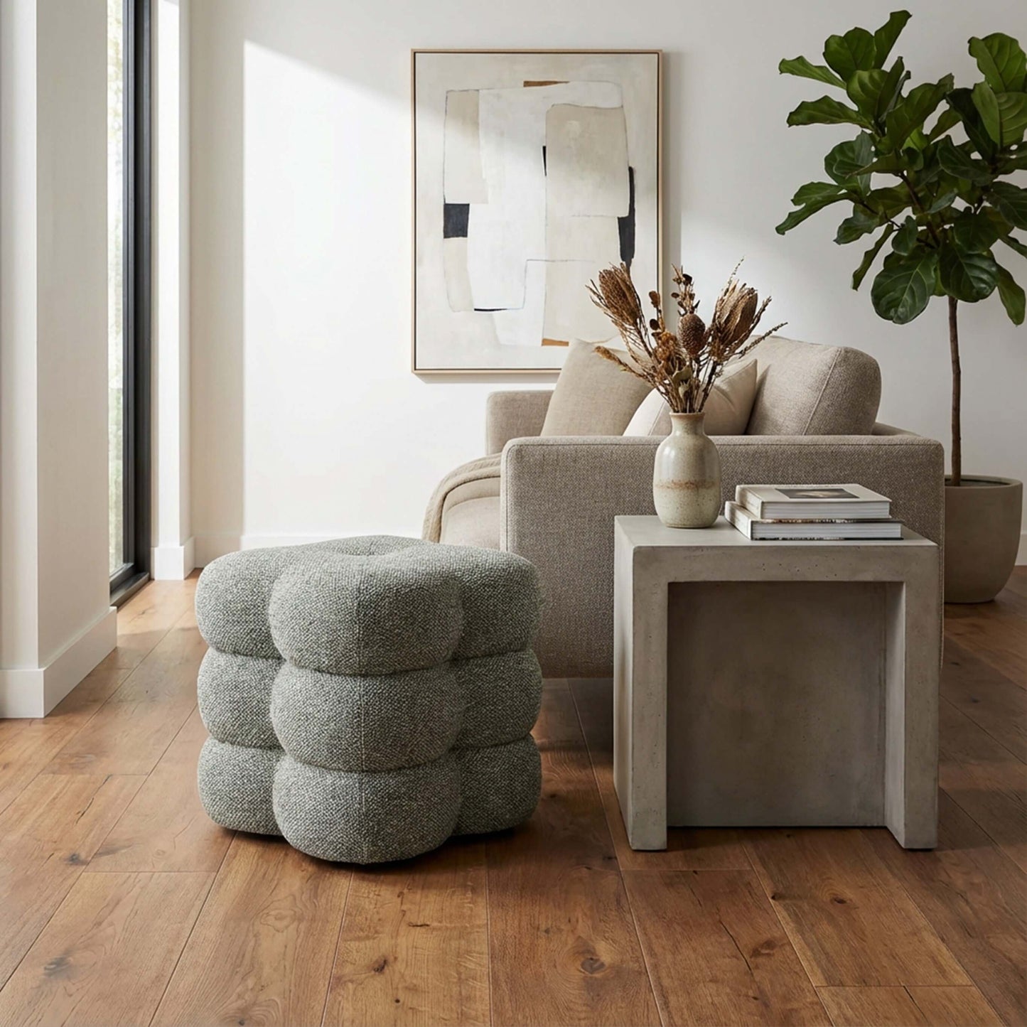 回転スツール グリーンが室内に置かれたスタイリッシュなインテリアの画像