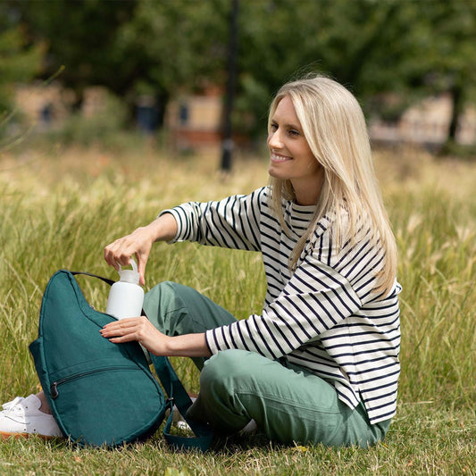 ヘルシーバックバッグ S テクスチャードナイロン ダークティール 着用イメージ